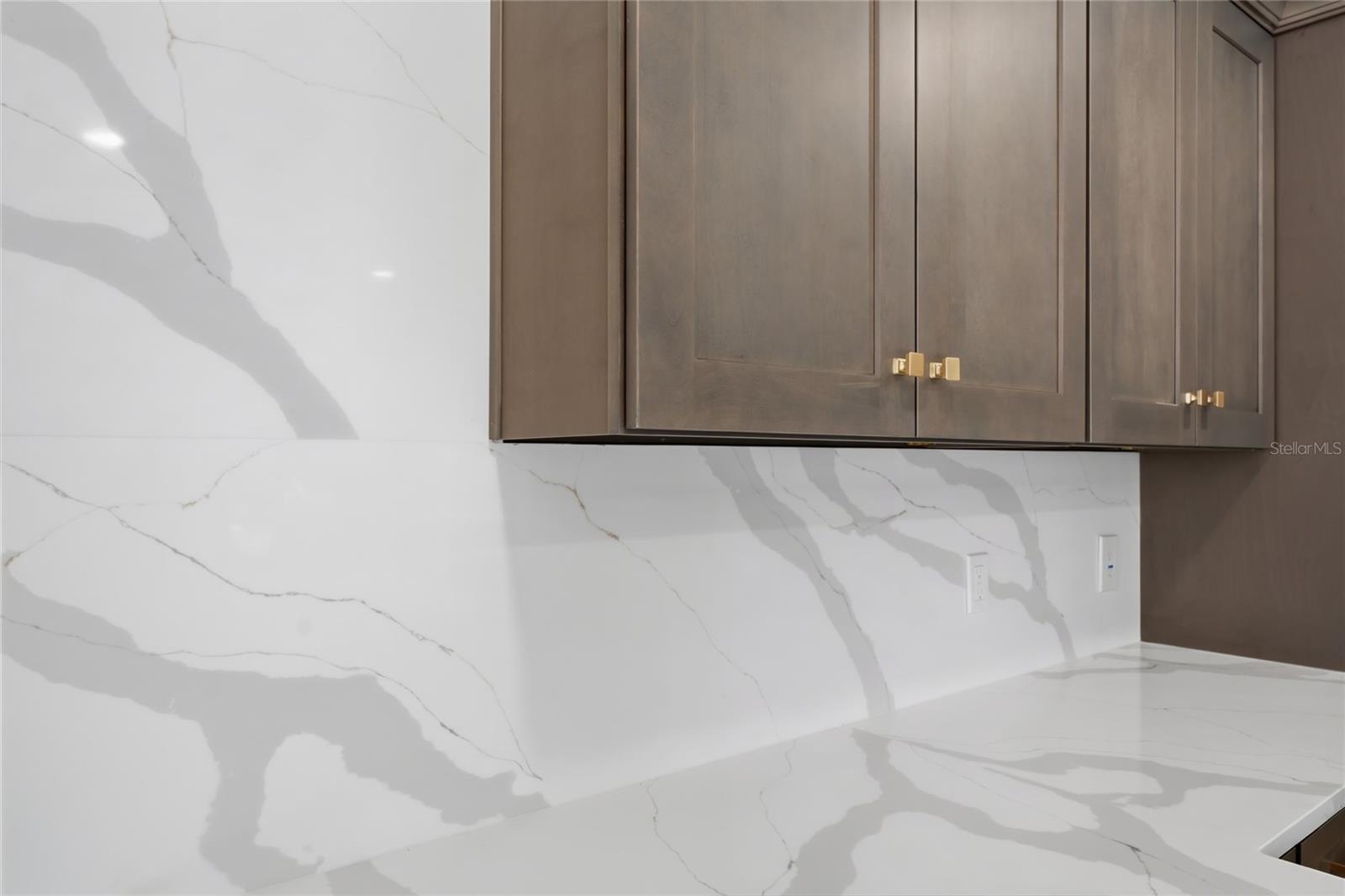 Full-height Calacatta Quartz countersplash