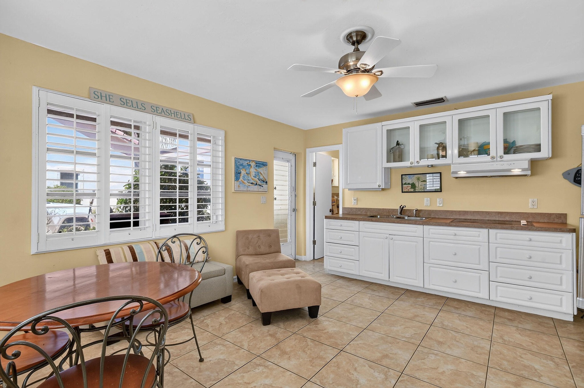 Attached Mother-in-law suite - sitting room and kitchenette