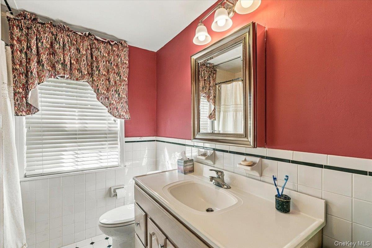 2nd Floor Hall Bath