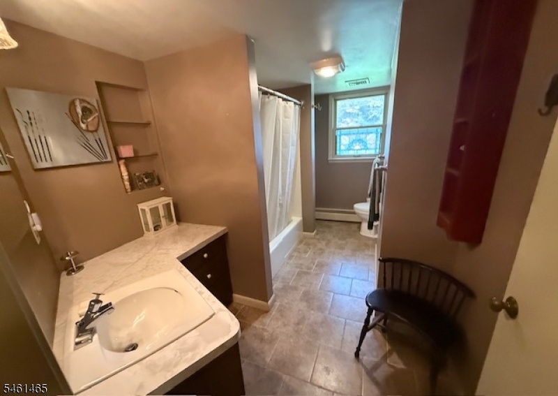 FULL HALL BATH