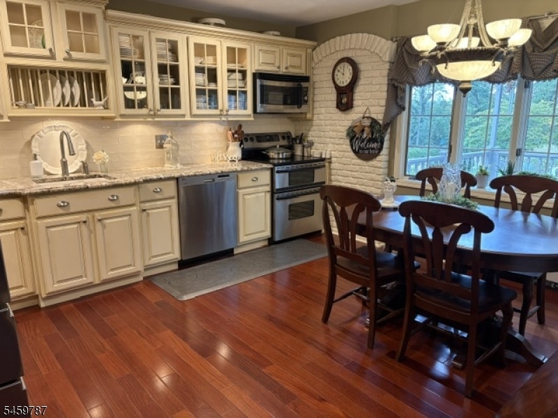 KITCHEN/DIN AREA