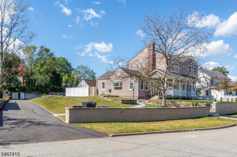 Exterior/Driveway