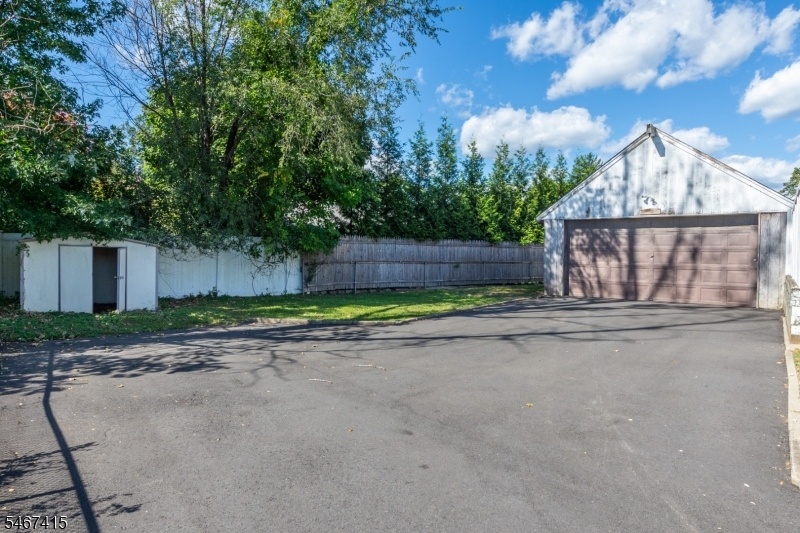 Driveway/Garage