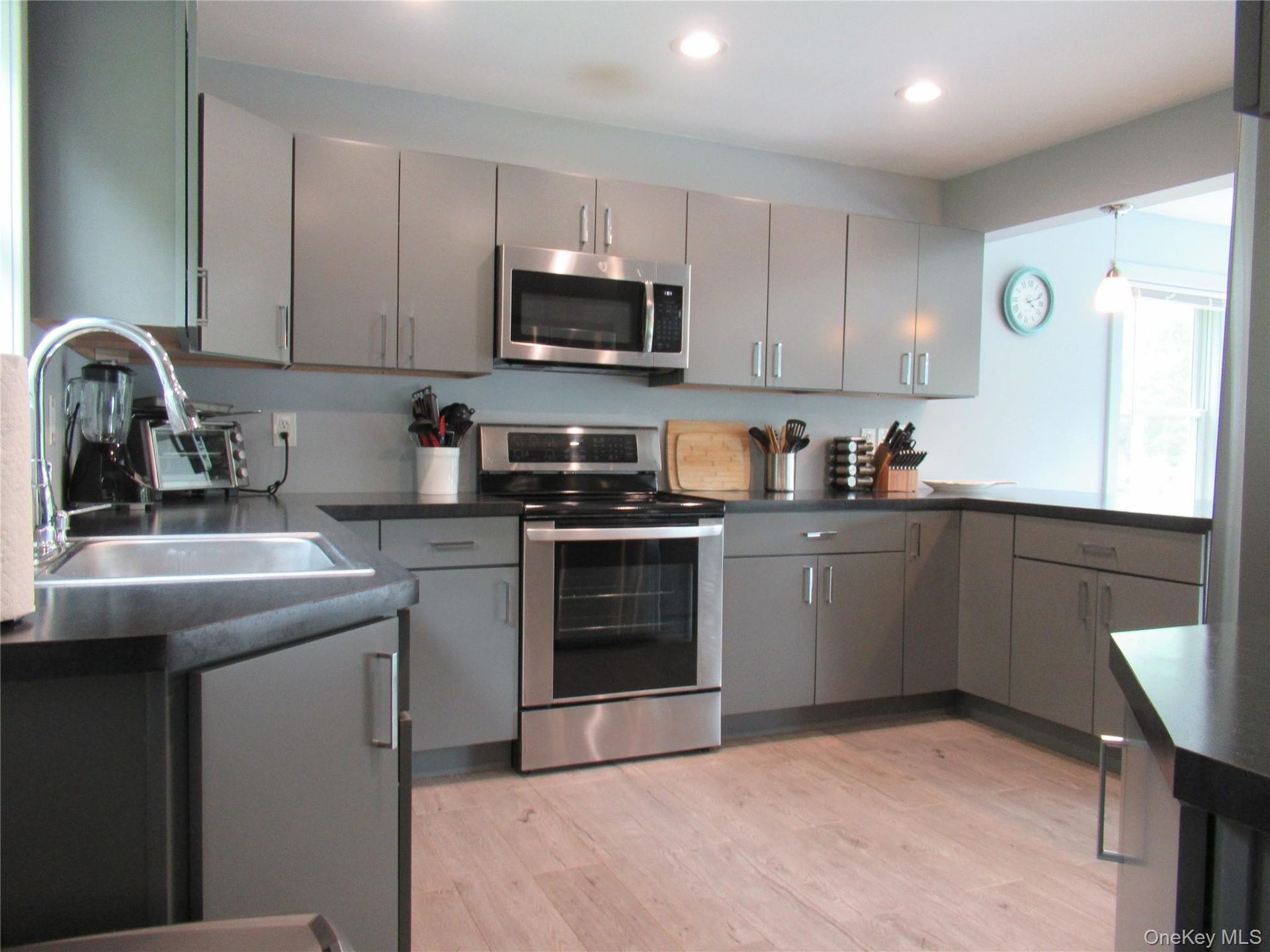 Good working space, plenty of cabinets