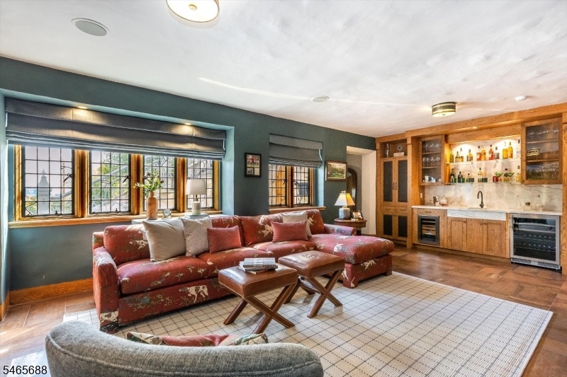 Lounge with Bar