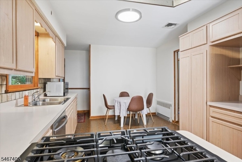 Kitchen -brand new appliances