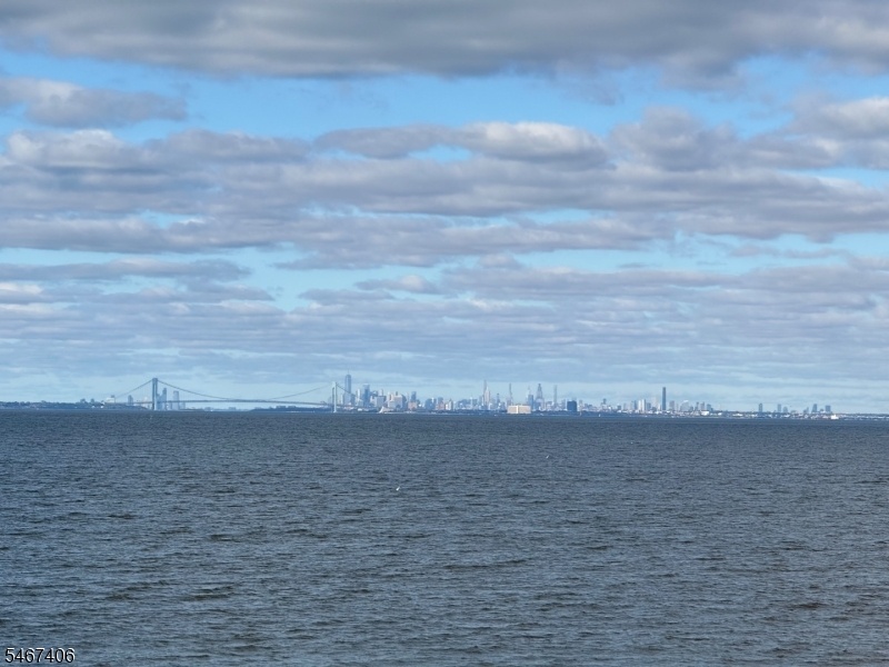 NYC mins away @ Ferry