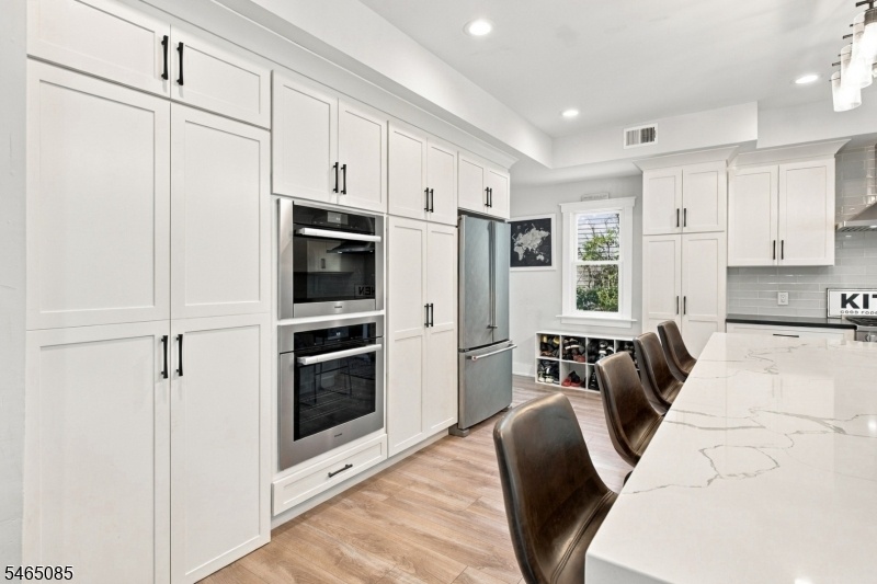 Kitchen w/ Center Island