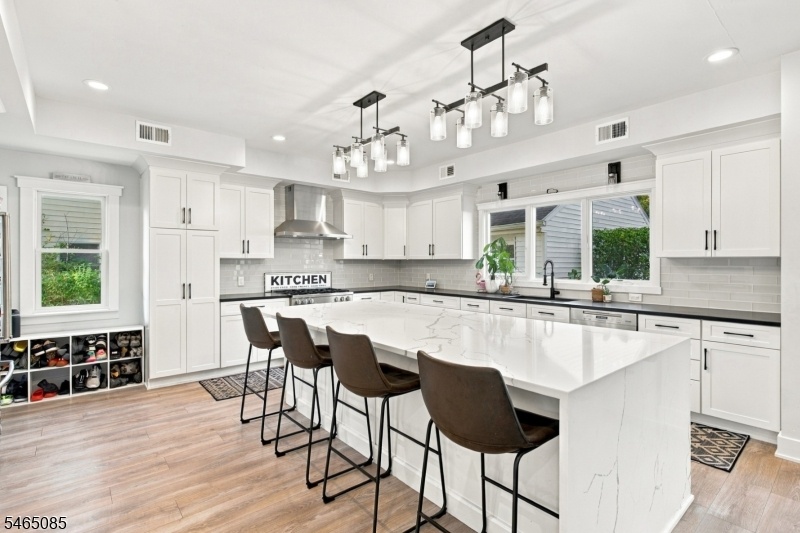 Kitchen w/ Center Island