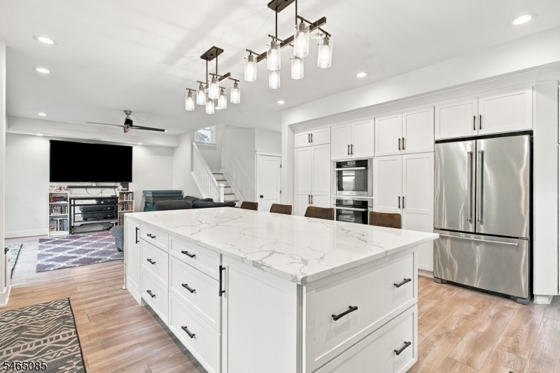 Kitchen w/ Center Island