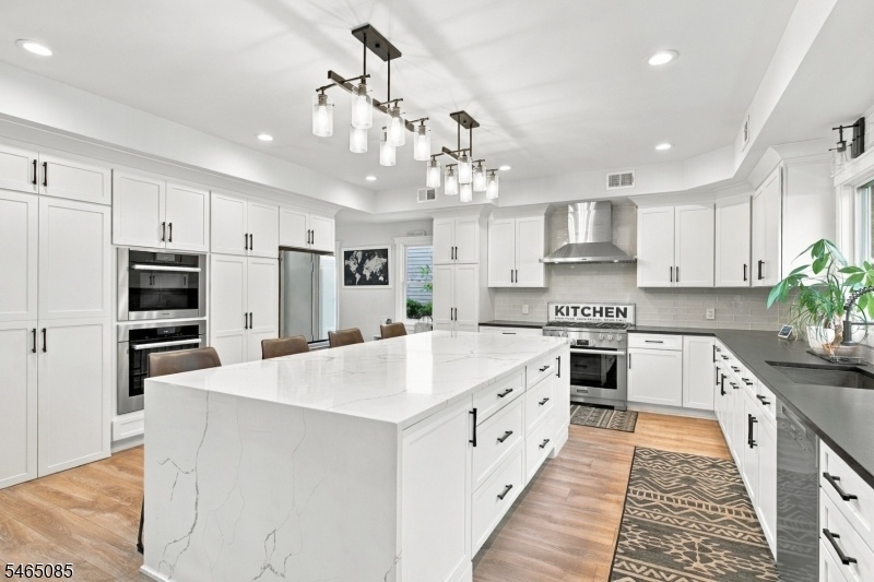 Kitchen w/ Center Island