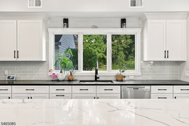 Kitchen w/ Center Island