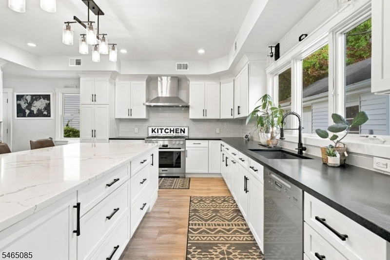 Kitchen w/ Center Island