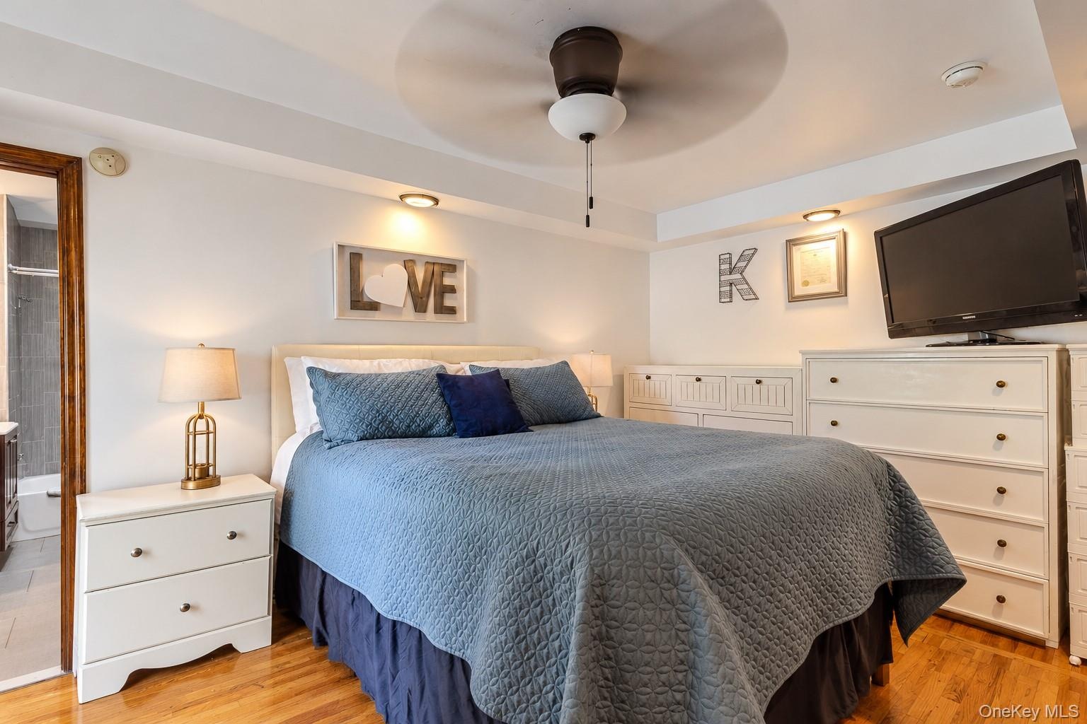 Bedroom featuring hardwood flooring, recessed ceiling lighting, a central ceiling fan, and crown molding