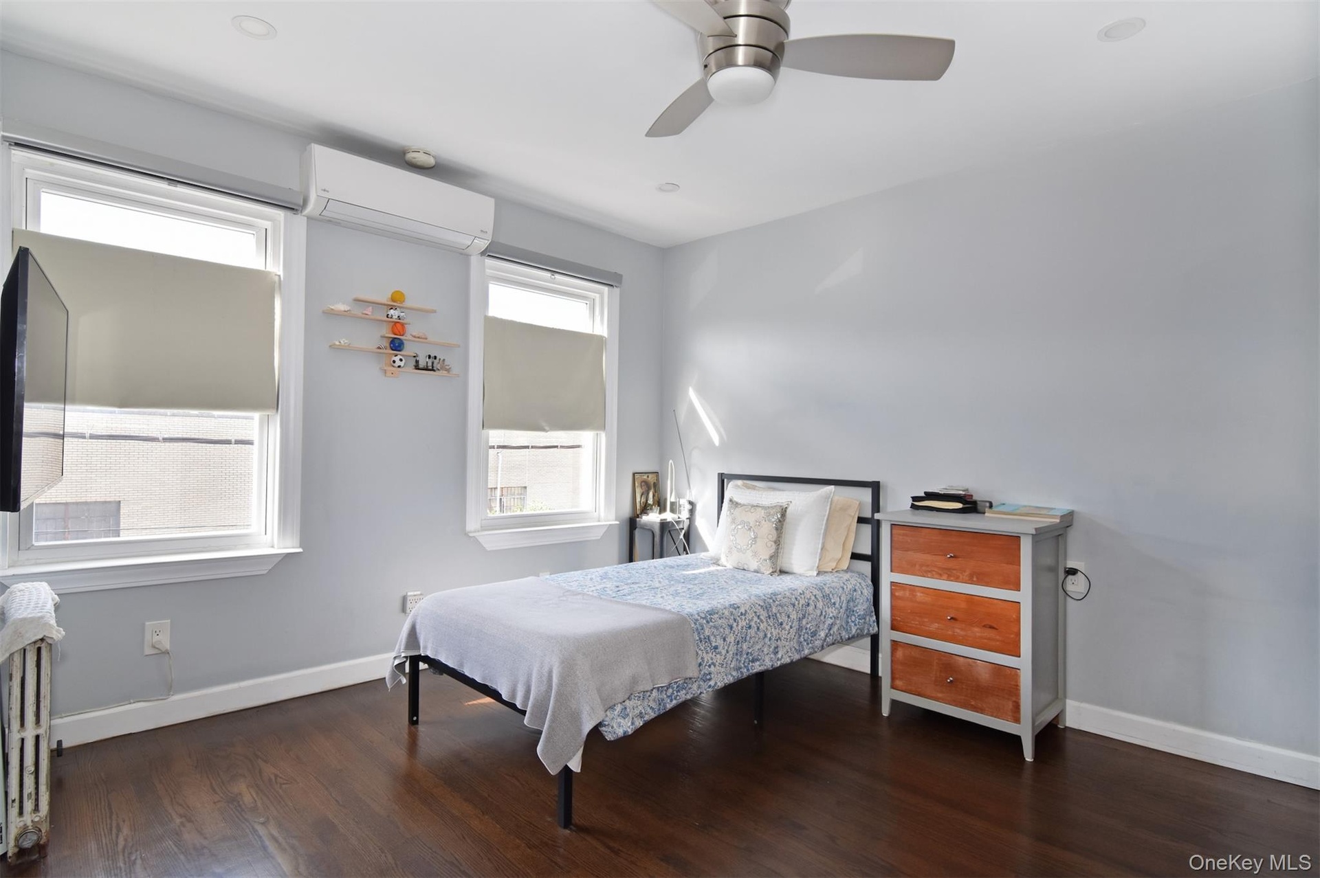 Ceiling fan , large windows and split AC. Lots of space here