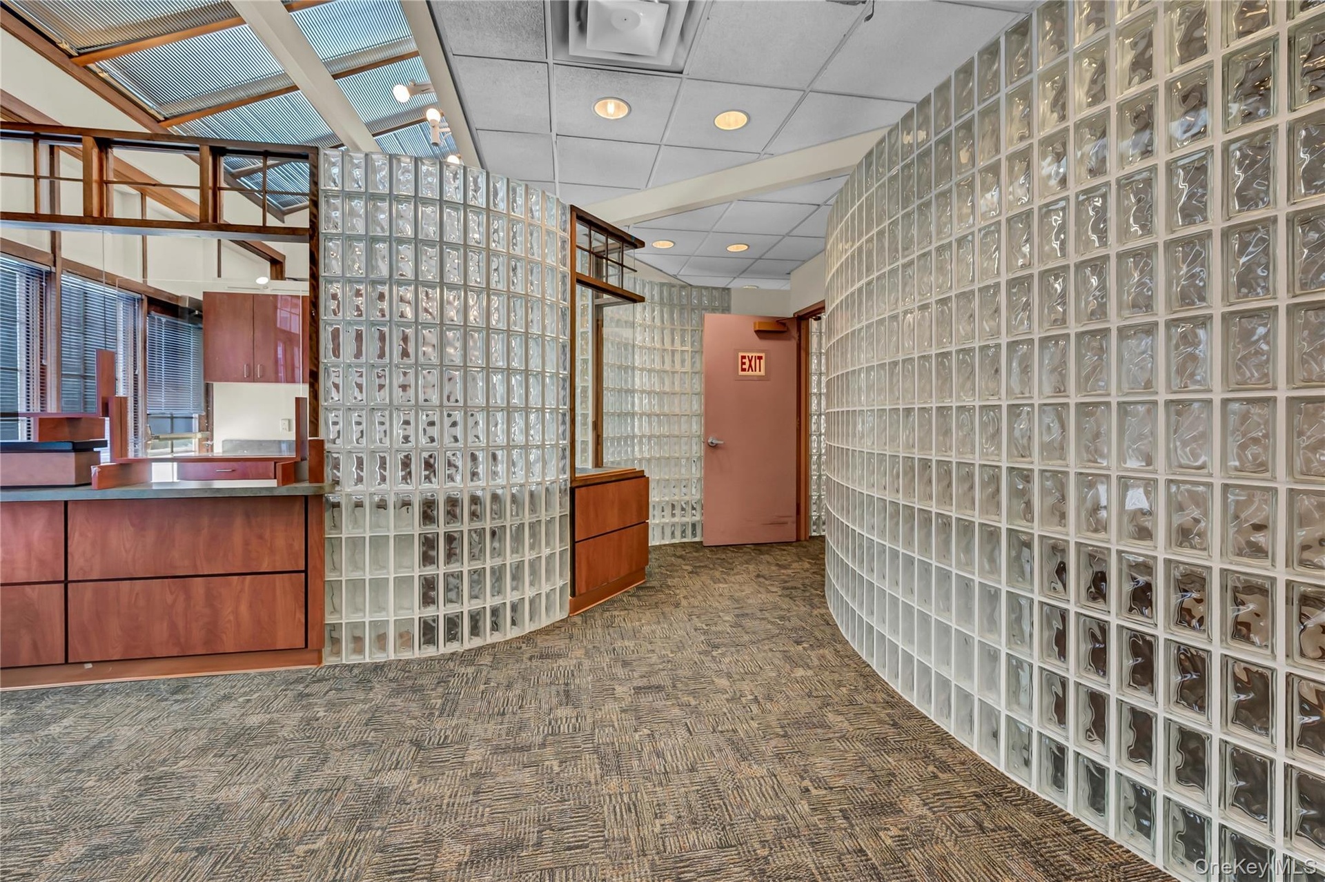 Welcome area with a paneled ceiling