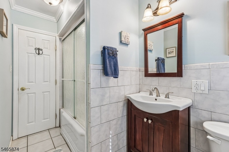 MAIN FLOOR BATH