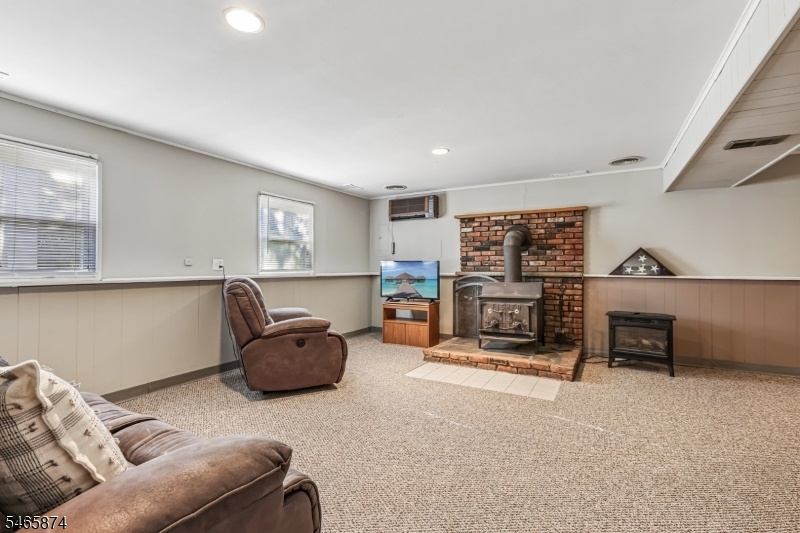 HUGE FAMILY ROOM