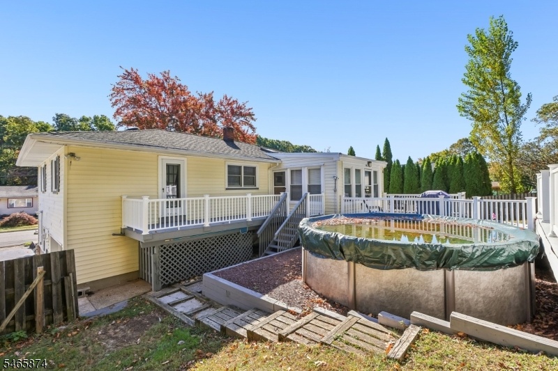 MULTI-TIERED DECKS W/POOL