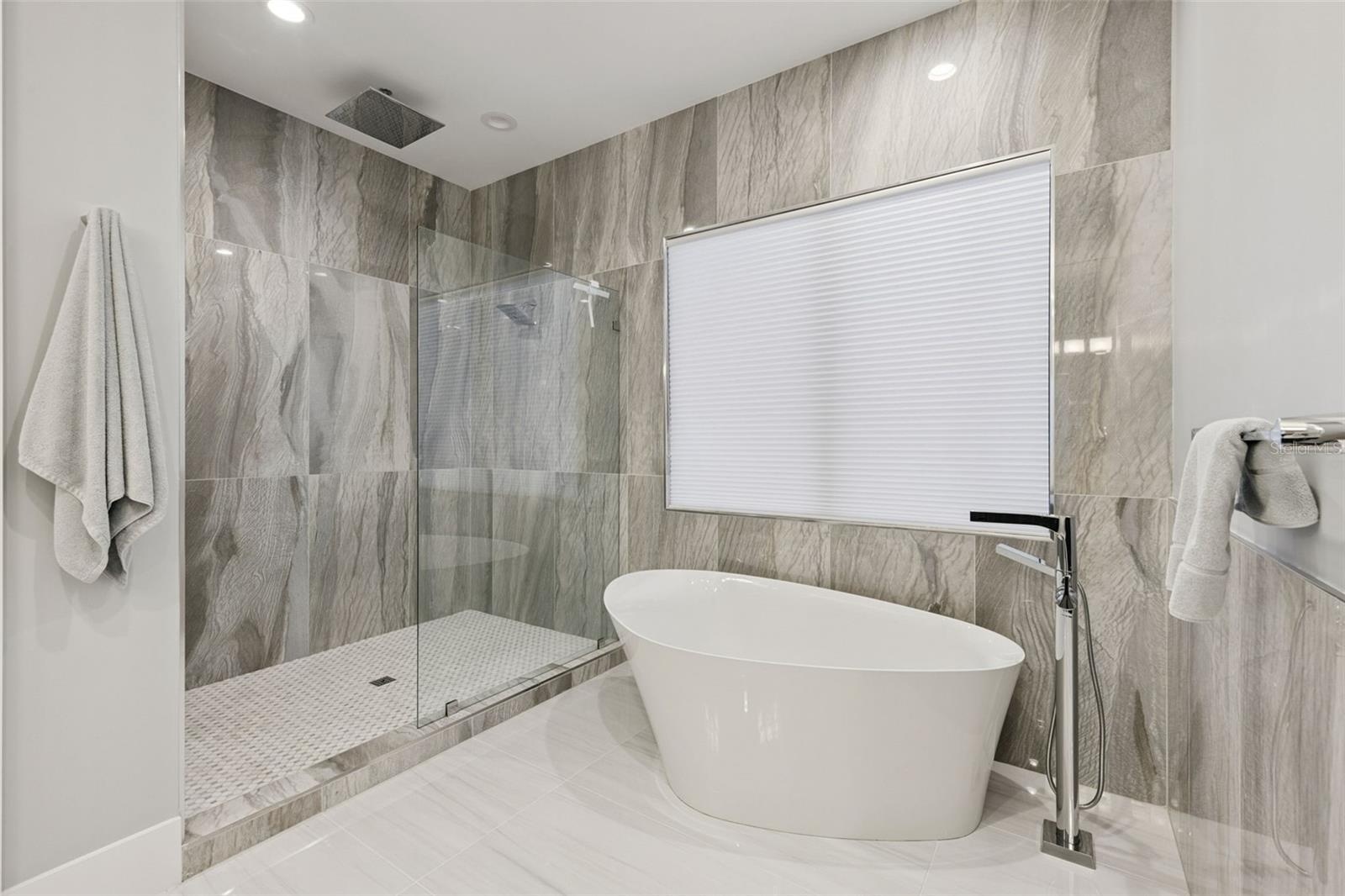 Primary en-suite bathroom