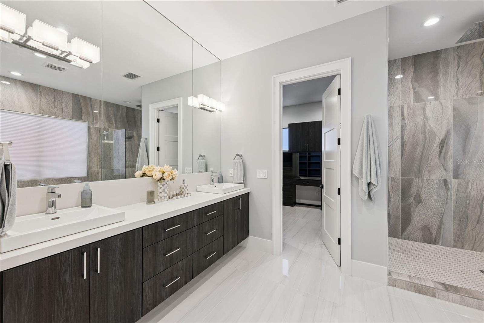 Primary en-suite bathroom