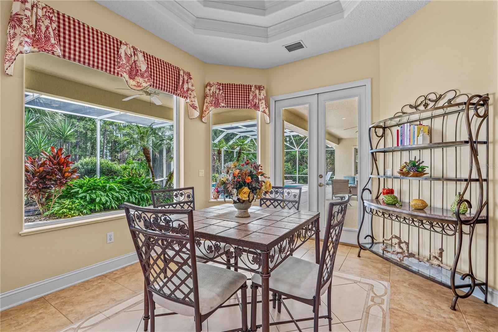Kitchen-Sunlit Breakfast Nook