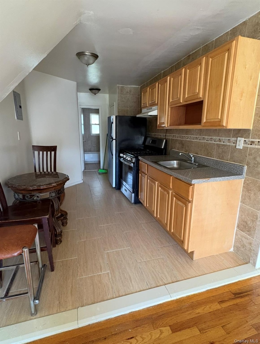 1bdrm apt kitchen