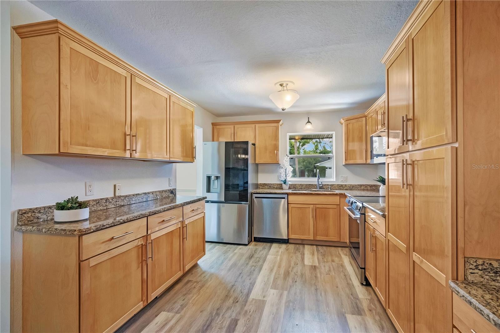 Kitchen, all new appliances, and granite countertops