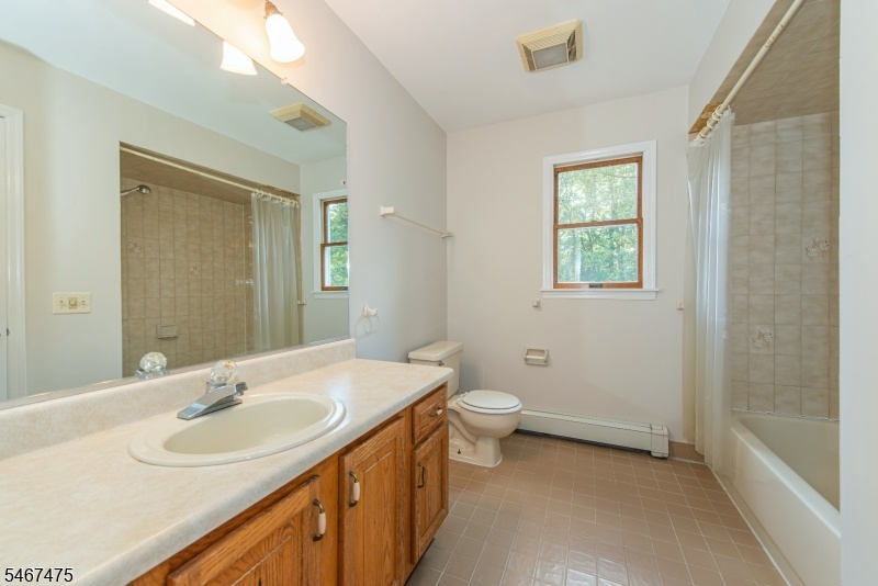 Main Bath w/ Tub/Shower