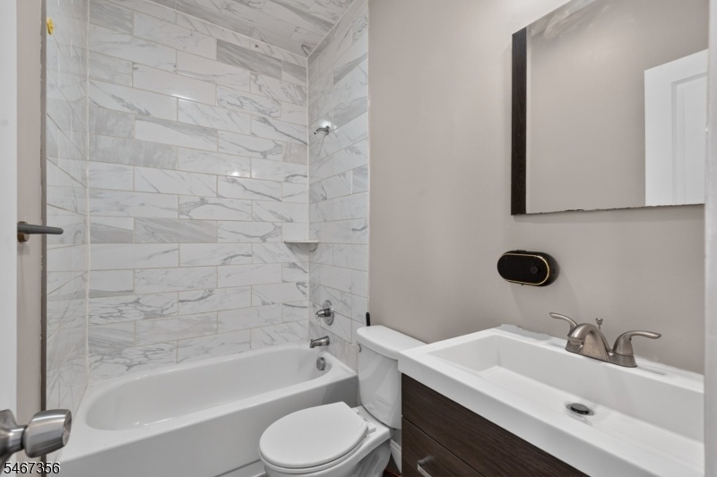2ND FL BATHROOM