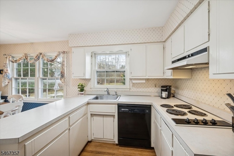 Eat-in Kitchen