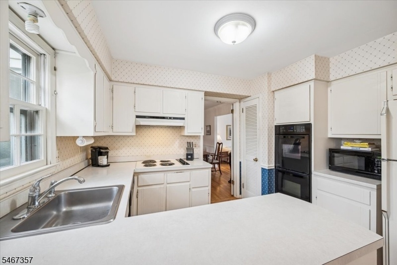 Eat-in Kitchen