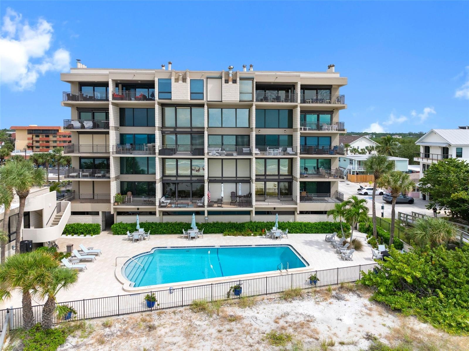 18 unit boutiques building directly on the beach