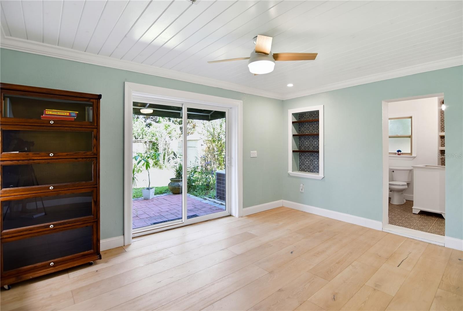 Additional view of the flexible room with direct access to the backyard.