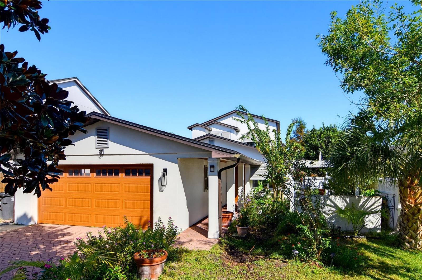 Beautifully renovated and expanded residence in Winter Park's desirable Lake Knowles Terrace neighborhood.