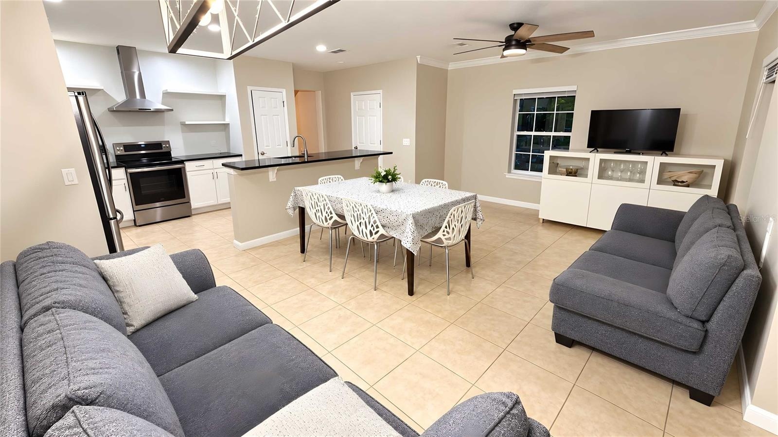 Living/dining area