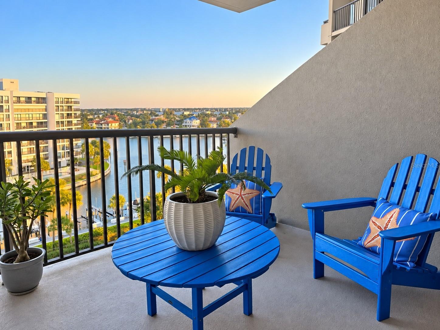 Balcony sitting area off dining space