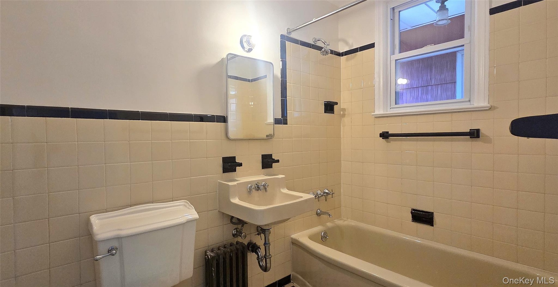 Full bath with tub/shower combination