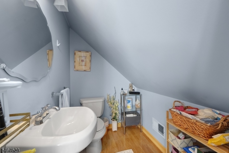 1/2 BATHROOM