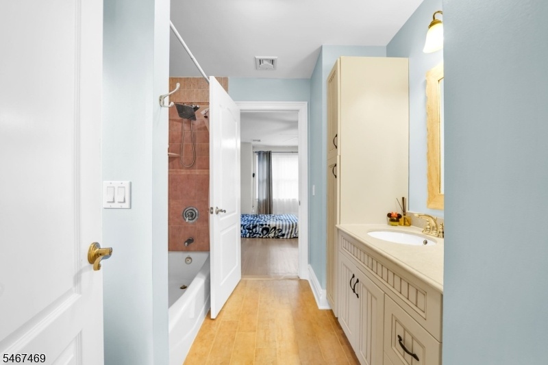 Shared Full Bathroom
