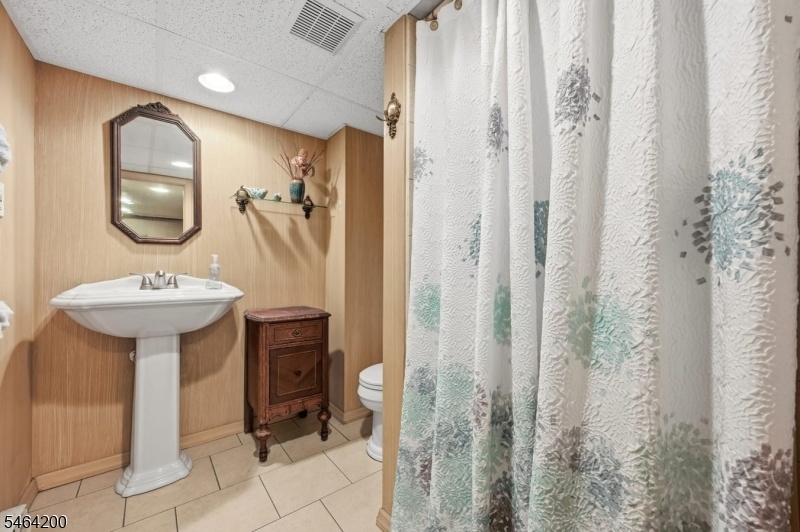 Full Bathroom 2