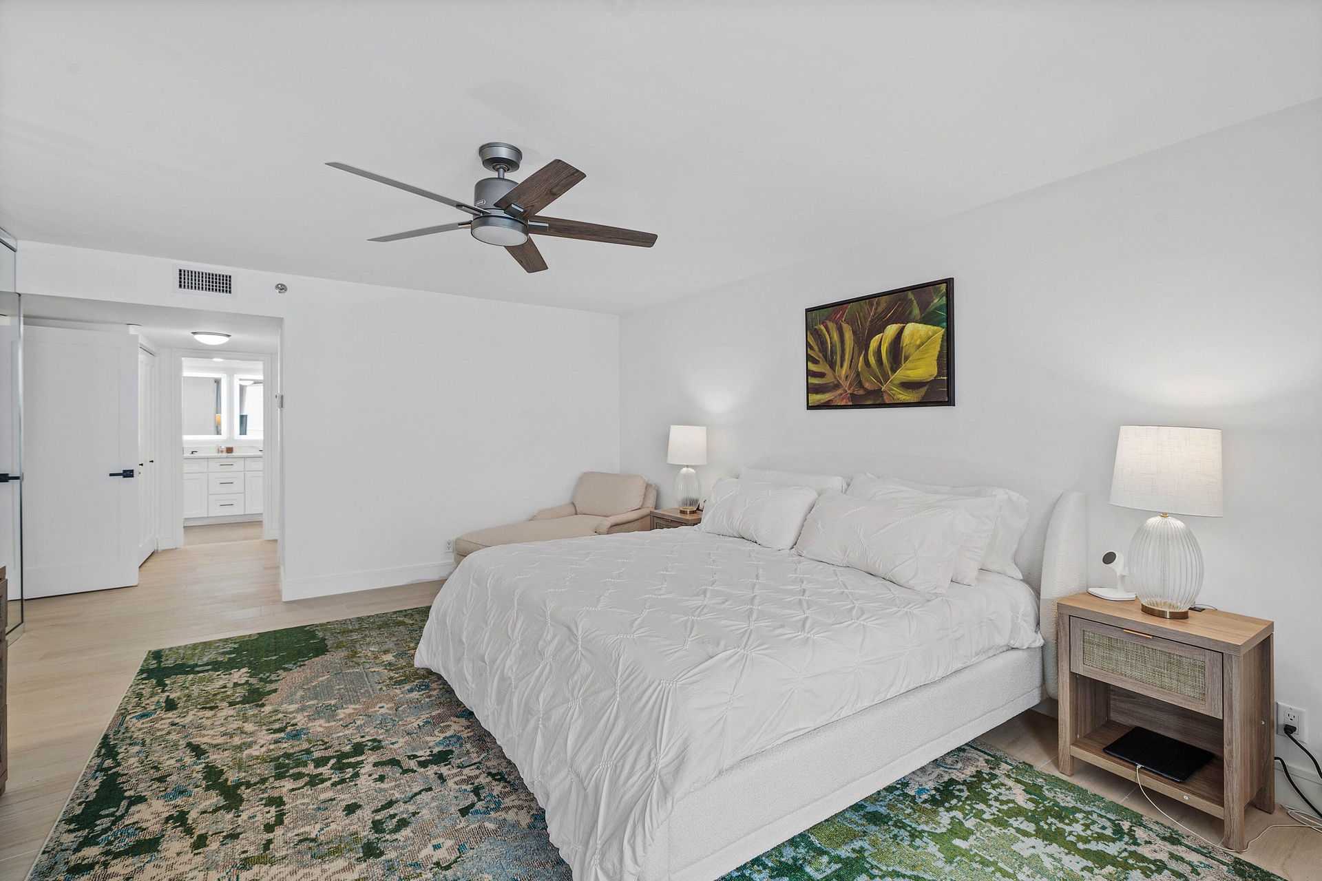 Primary suite/King Size Bed