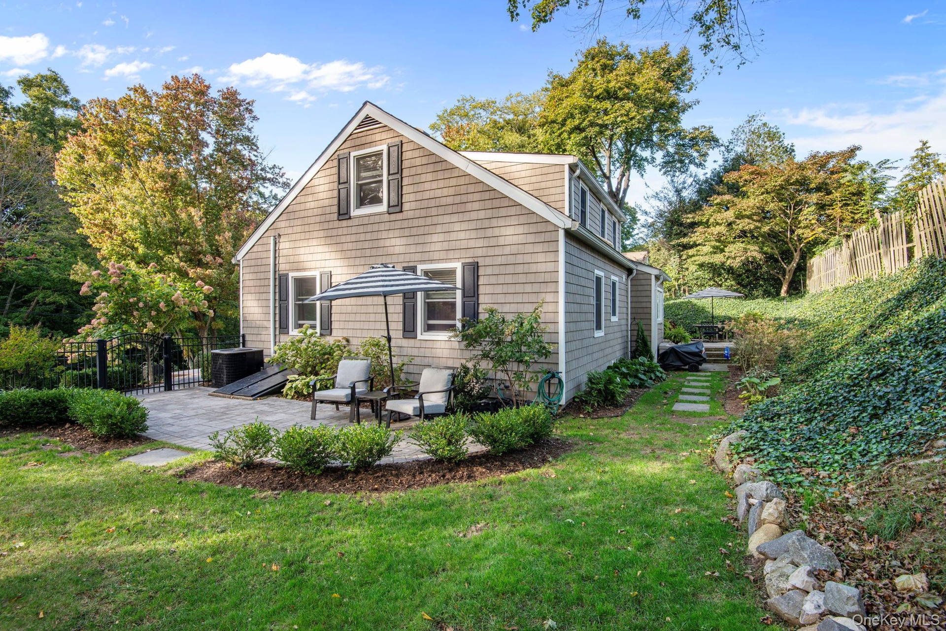 Yard & patio, fully fenced.