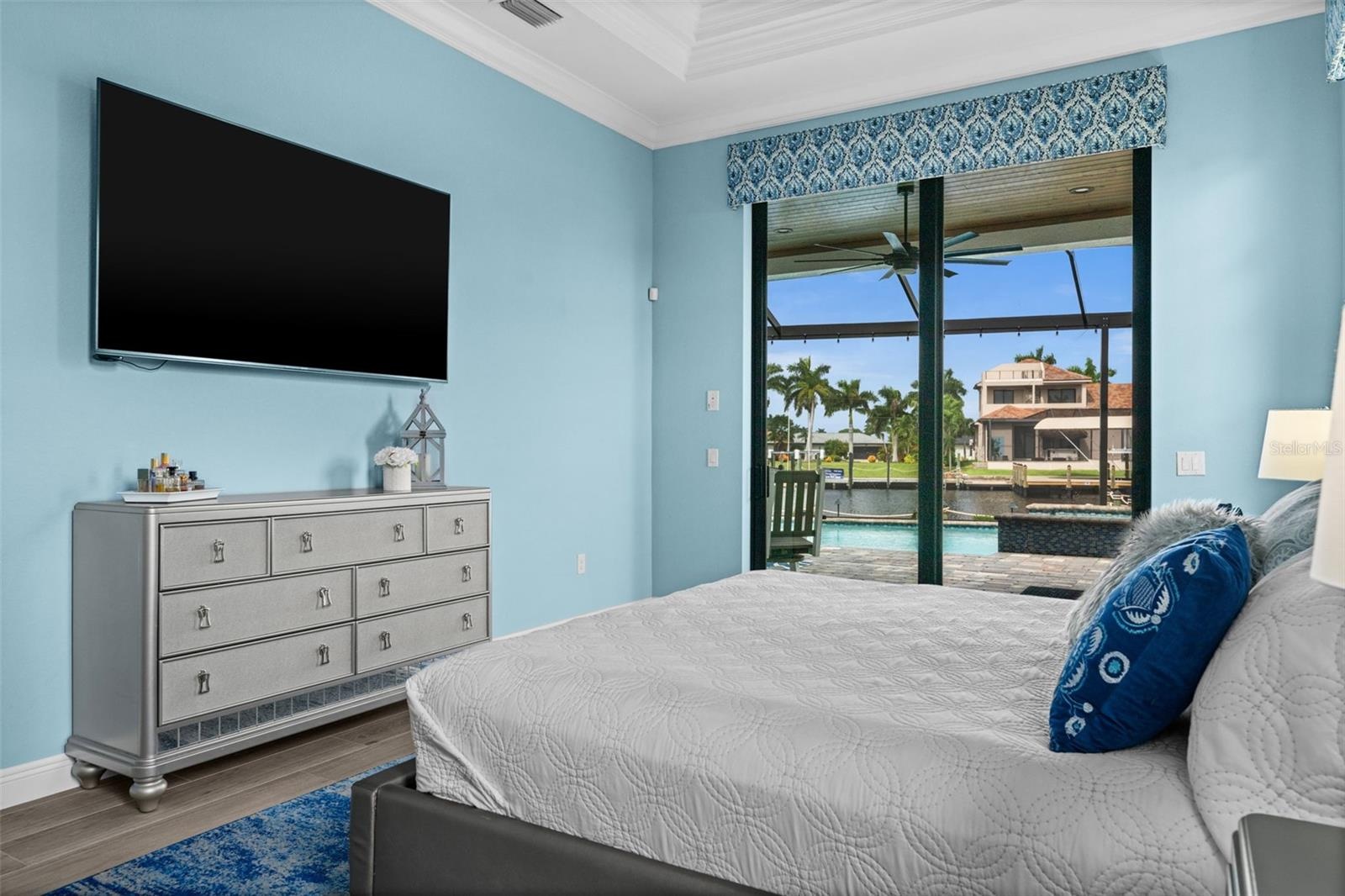 You can watch the boats go by from the bedroom!