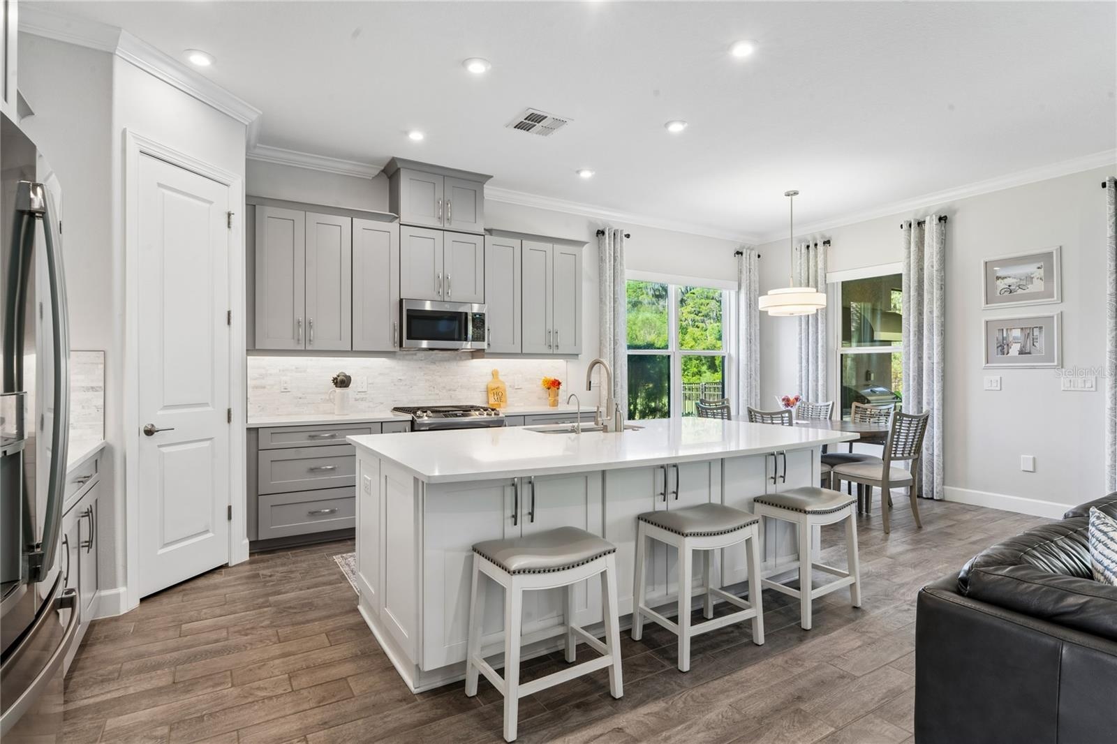 Grand kitchen open floorplan