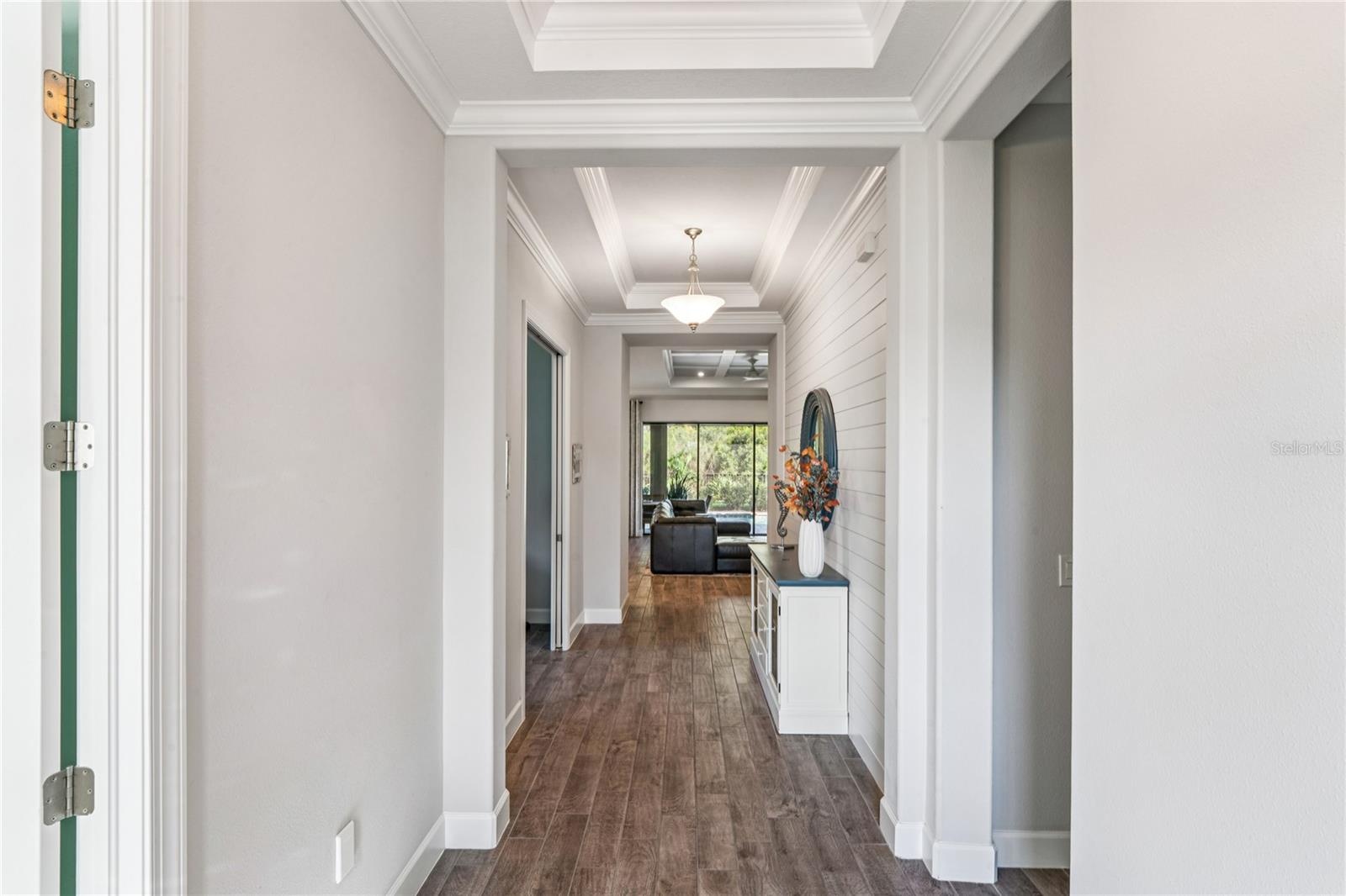 Grand Foyer w/ 2 tray ceilings & extended entrance