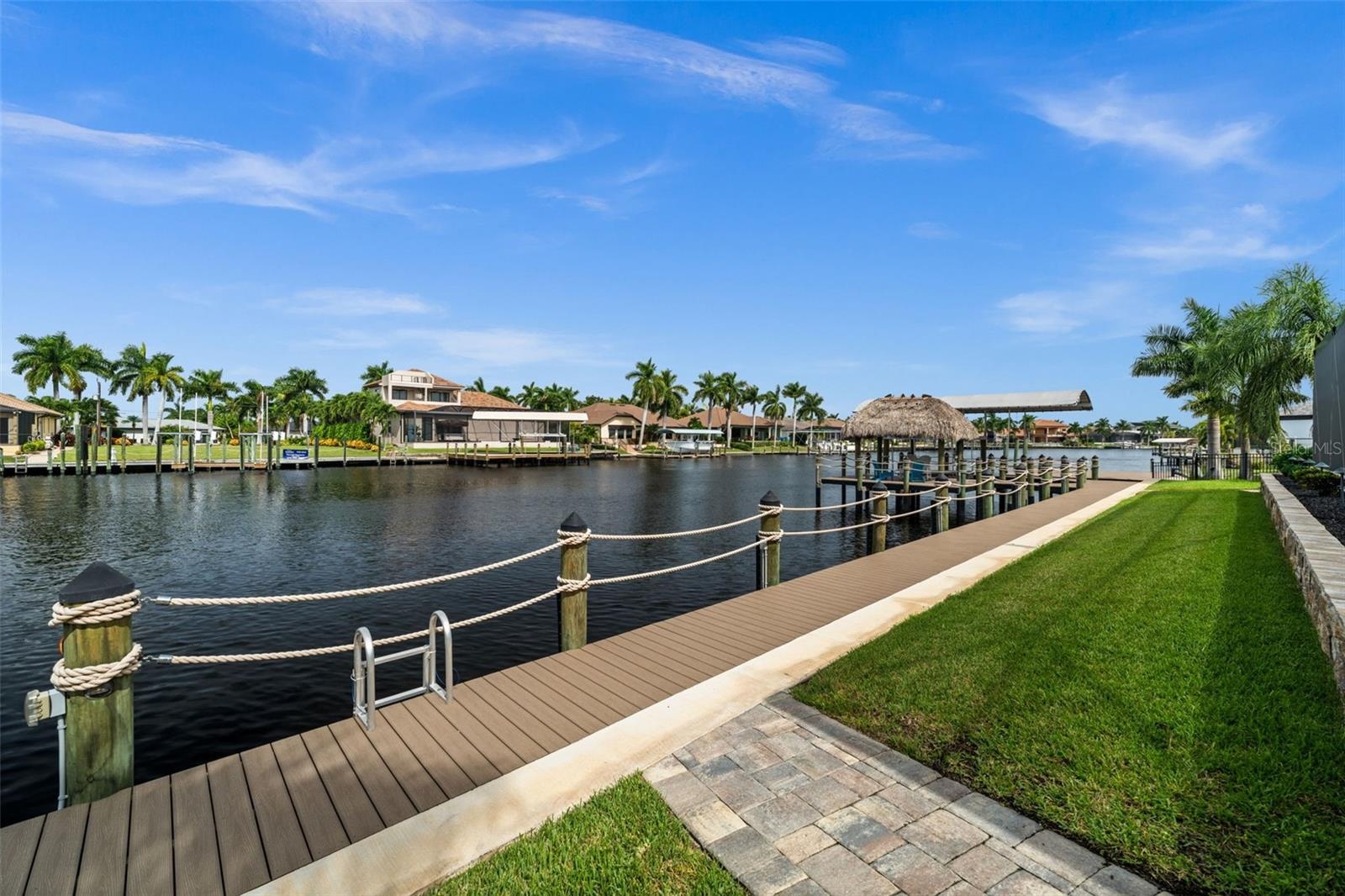 Full captain's walk along the 120 feet of waterfront