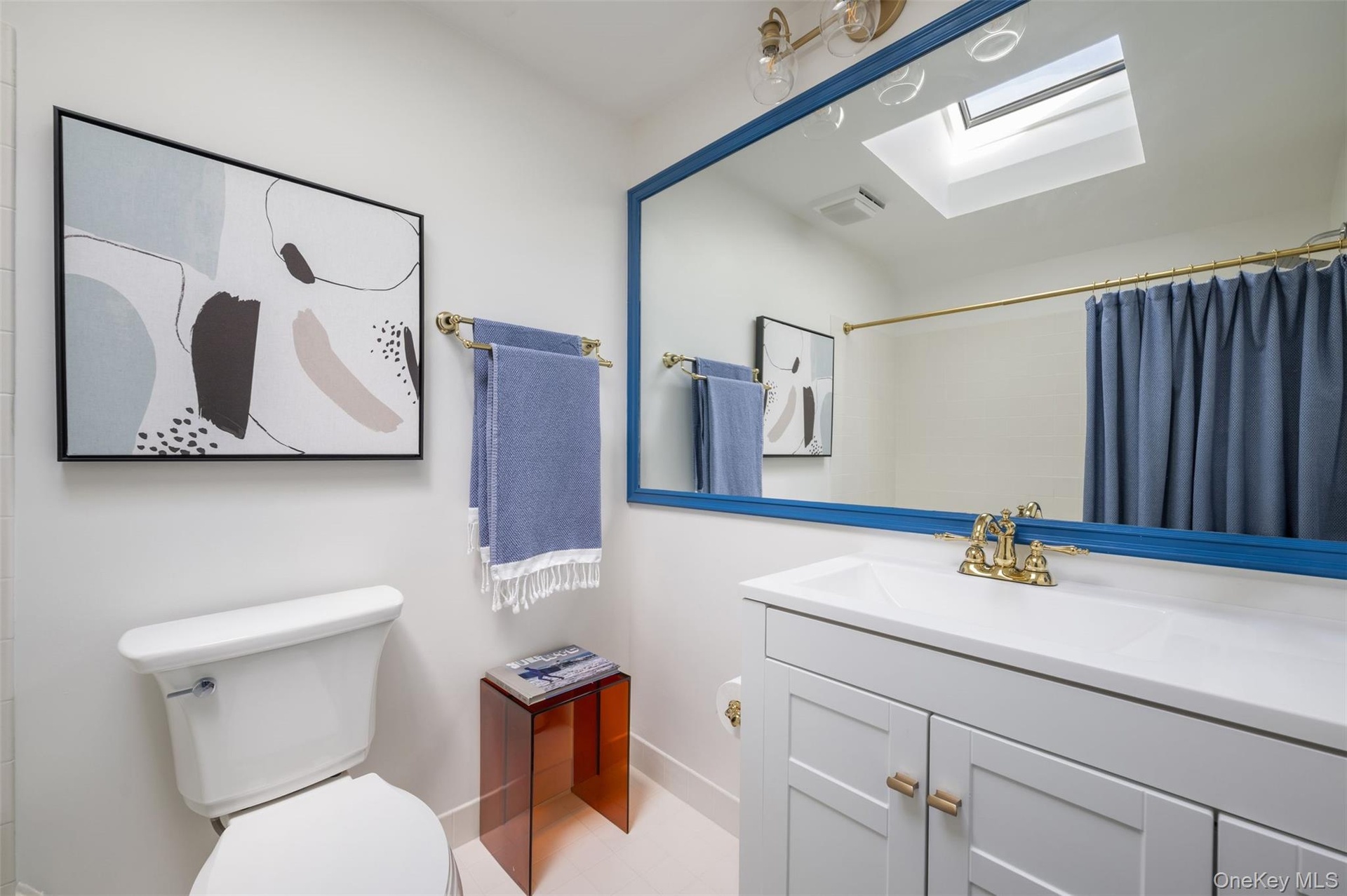 2nd floor full bathroom.