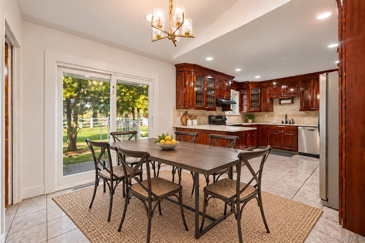 Virtually Staged w/Table