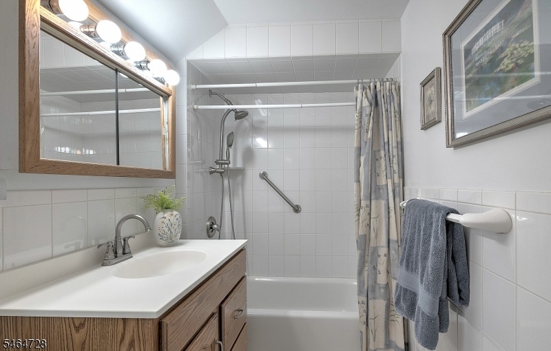 Upper Level Full Bath